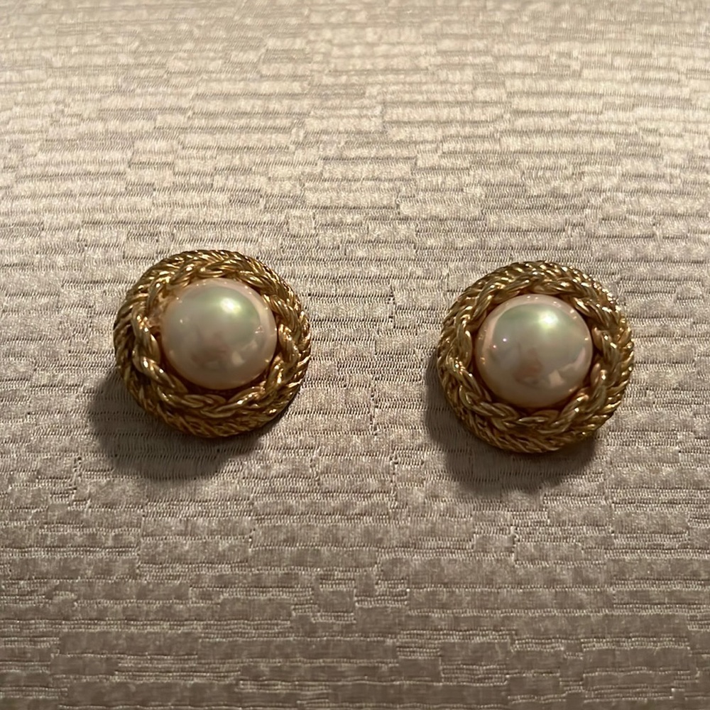 Christian Dior Vintage Clip-on earrings in very good condition.
